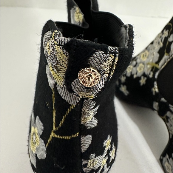 Anne Klein Gorgia Chelsea Floral Brocade Ankle Boots Black Booties Size 6M - Picture 6 of 9